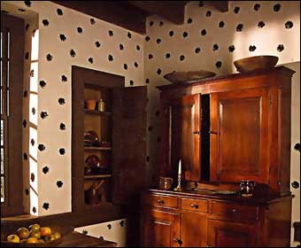 Wentz Farmstead - Polka Dot Sponge Decoration in the kitchen