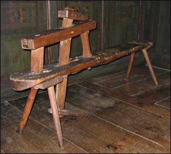 Shaving Horses - Black Forest or German or Swiss shaving horse taken by Flominator. It gives a longer lever-ratio which traps the workpiece more securely
